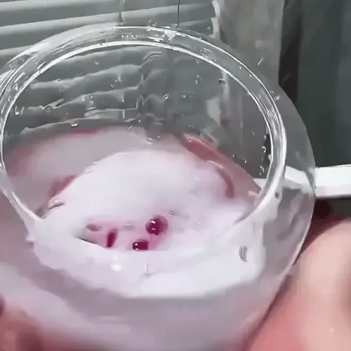 Mini lavadora portátil en funcionamiento